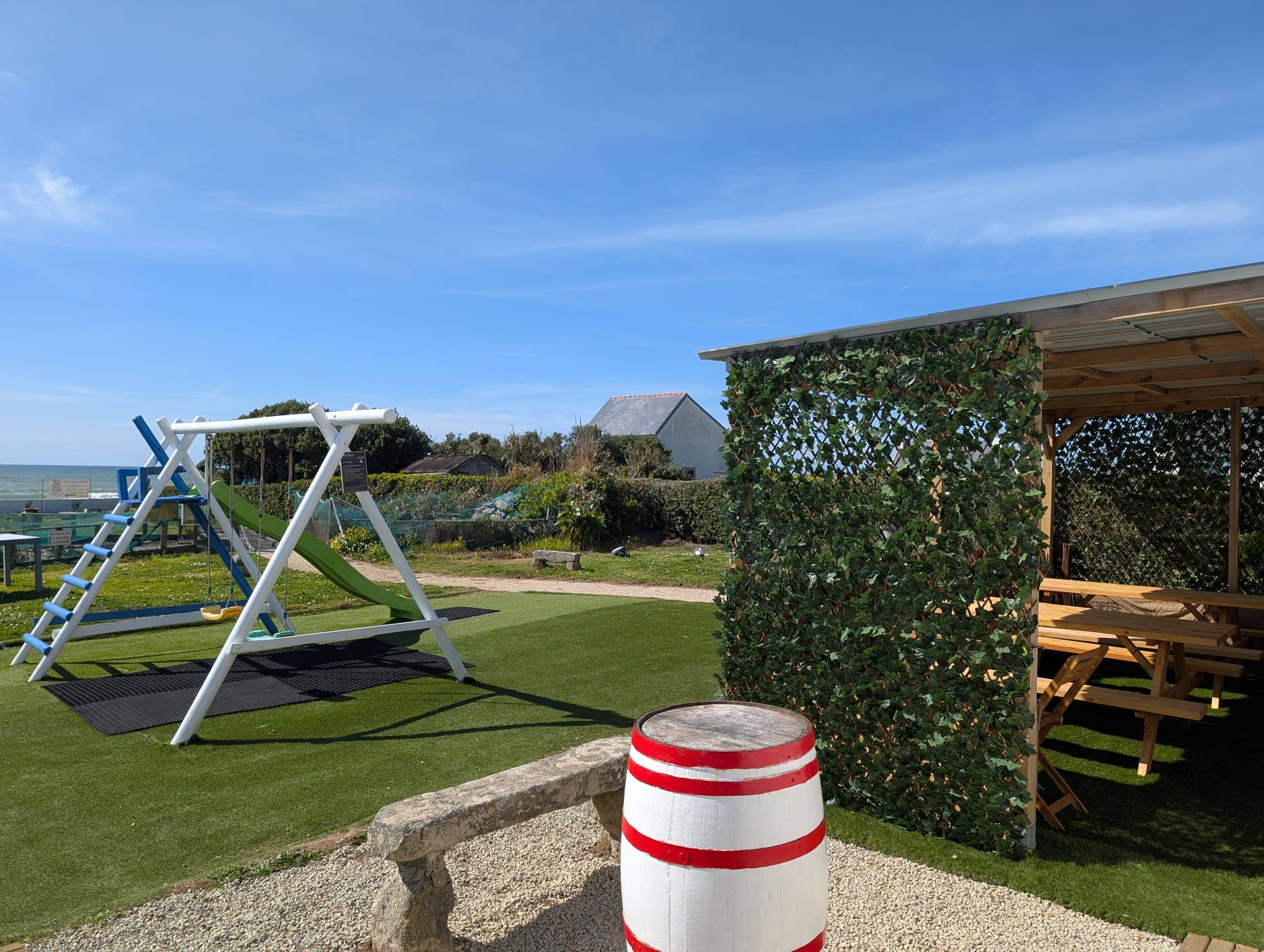 Au Baraty - terrasse couverte et aire de jeux